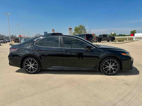 Used 2023 Toyota Camry SE image 2