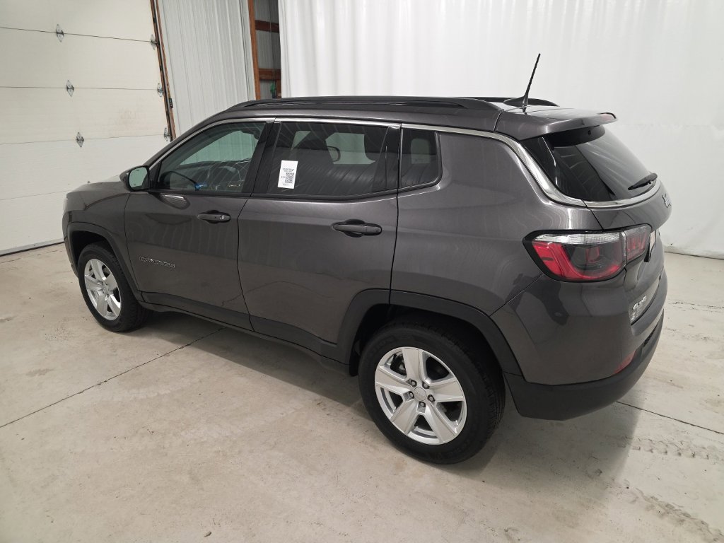 Used 2022 Jeep Compass Latitude w/ Convenience Group AWD/4WD image 3
