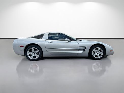 Used 1997 Chevrolet Corvette Coupe RWD image 2