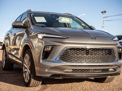 Used 2024 Buick Encore GX Avenir image 3