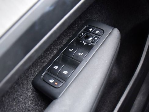 Used 2024 Volvo XC40 B5 Core image 23