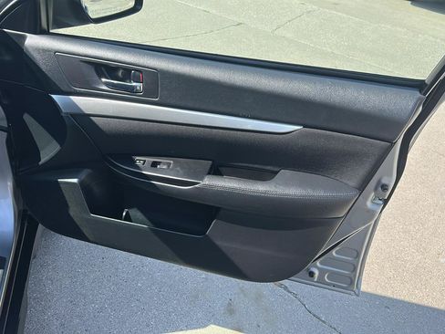Used 2010 Subaru Outback 2.5i Premium AWD/4WD image 14