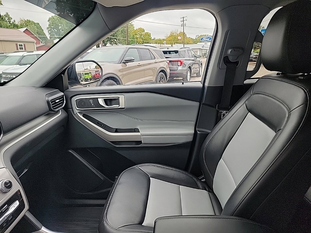 Used 2024 Ford Explorer XLT w/ Equipment Group 202A AWD/4WD image 35