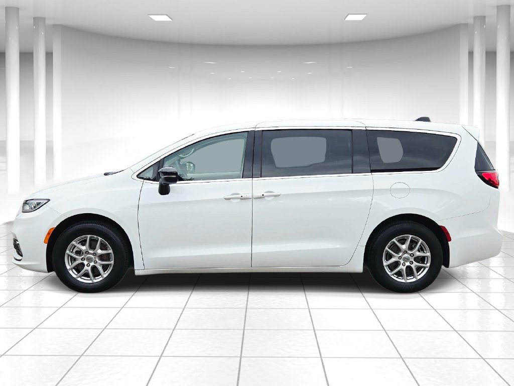Certified 2024 Chrysler Pacifica Touring-L FWD image 6