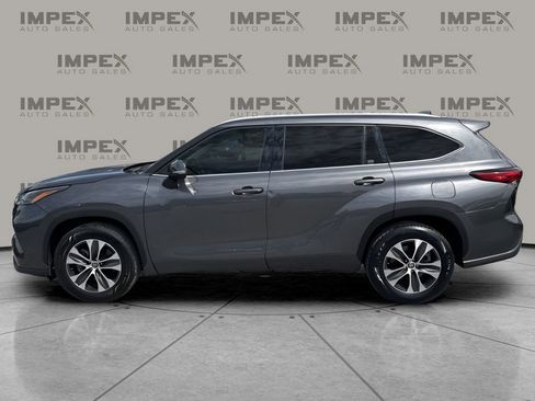 Used 2022 Toyota Highlander XLE FWD image 2