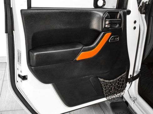 Used 2016 Jeep Wrangler Unlimited Sahara w/ Connectivity Group image 37