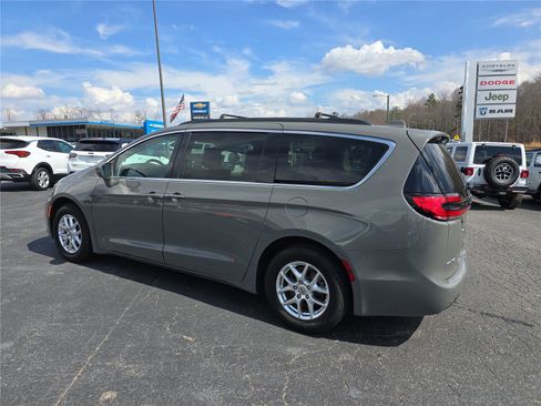 Used 2022 Chrysler Pacifica Touring-L image 6