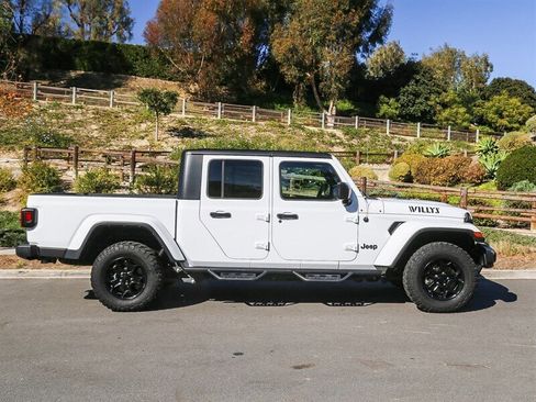 Used 2023 Jeep Gladiator Willys image 7