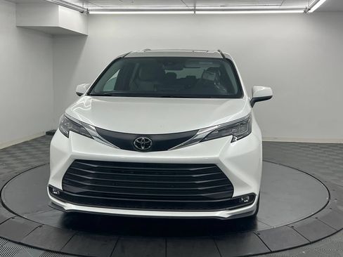 Used 2026 Toyota Sienna XLE FWD image 4