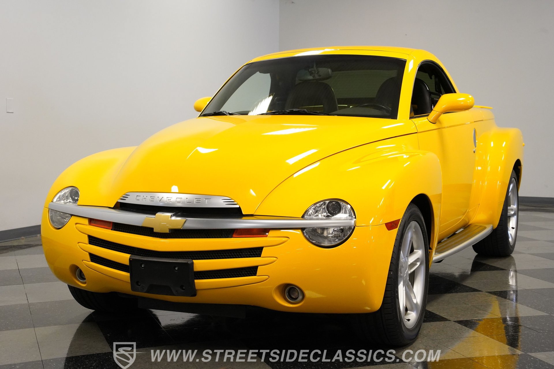 Used 2004 Chevrolet SSR w/ Preferred Equipment Group RWD image 19
