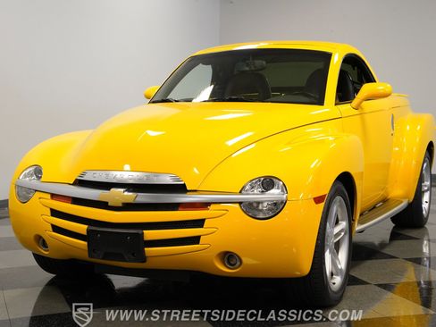 Used 2004 Chevrolet SSR w/ Preferred Equipment Group RWD image 19