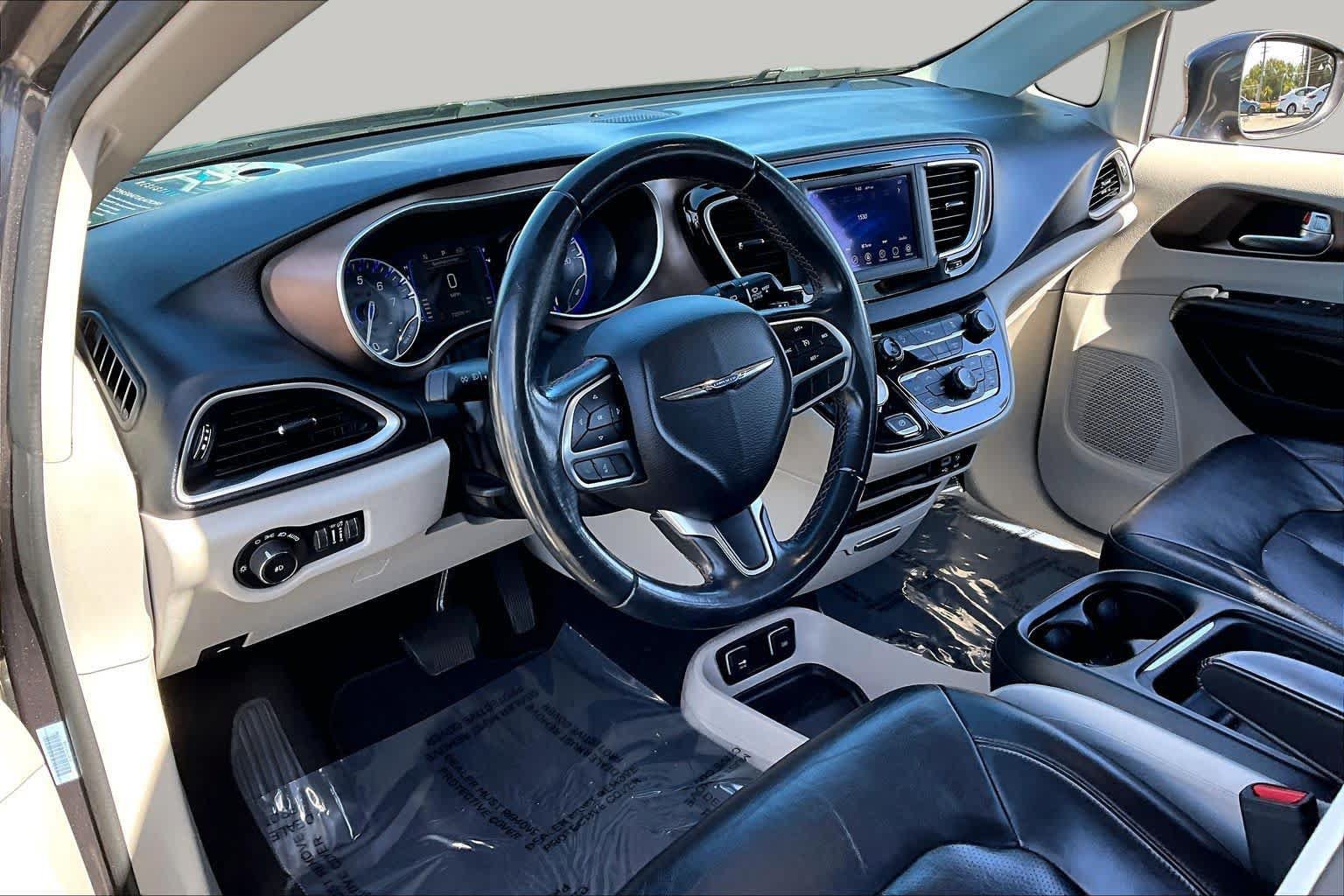 Used 2018 Chrysler Pacifica Touring-L FWD image 17