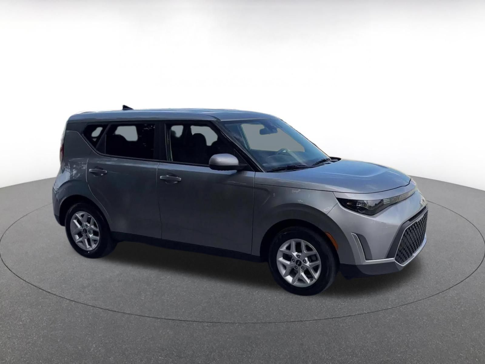 Used 2025 Kia Soul LX w/ LX Technology Package FWD image 2