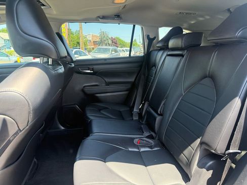 Used 2022 Toyota Highlander XLE AWD/4WD image 15