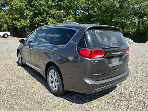 Used 2017 Chrysler Pacifica Touring-L Plus w/ Tire & Wheel Group FWD image 2