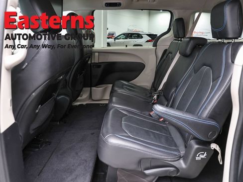 Used 2021 Chrysler Pacifica Touring-L FWD image 22