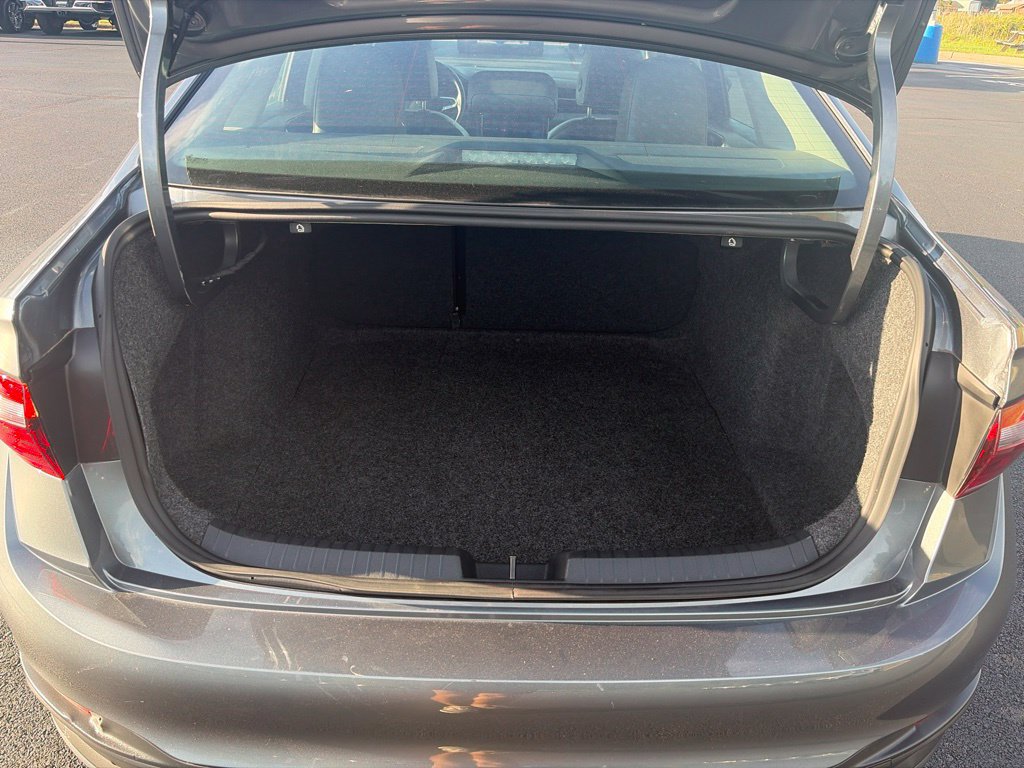Used 2025 Volkswagen Jetta SE FWD image 32