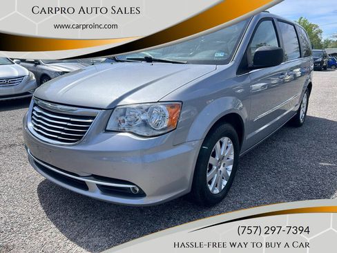 Used 2015 Chrysler Town & Country Touring image 2