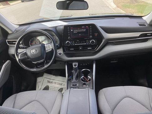 Used 2021 Toyota Highlander LE AWD/4WD image 4