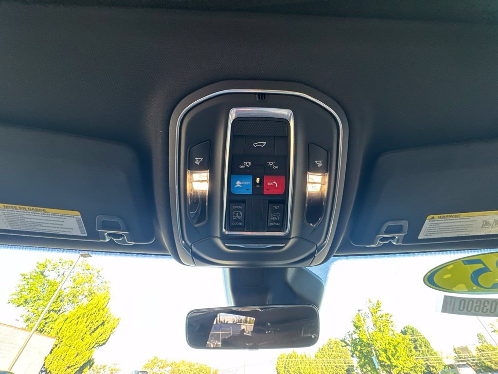 Used 2025 Jeep Grand Cherokee Altitude AWD/4WD image 24