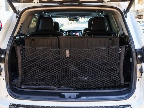 Used 2017 Toyota Highlander SE image 28