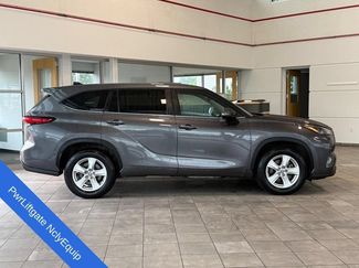 Used 2023 Toyota Highlander FWD video 2