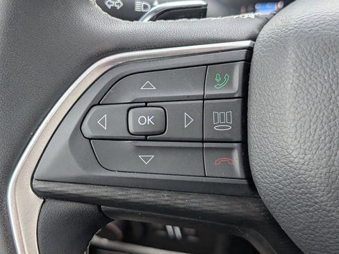 Used 2025 Jeep Grand Cherokee Laredo RWD image 22