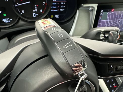 Certified 2023 Porsche Macan AWD/4WD image 46