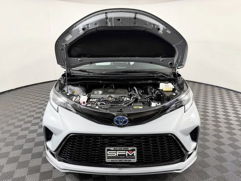 Used 2025 Toyota Sienna XSE FWD image 21