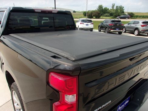 Used 2019 Chevrolet Silverado 1500 High Country w/ Technology Package AWD/4WD image 9