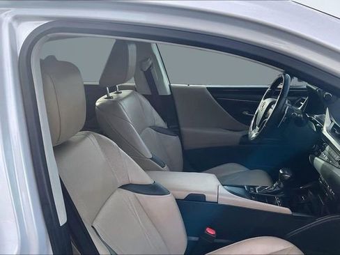 Used 2019 Lexus ES 300h w/ Accessory Package 2 image 7