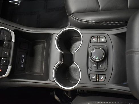 Used 2024 GMC Terrain SLT image 30