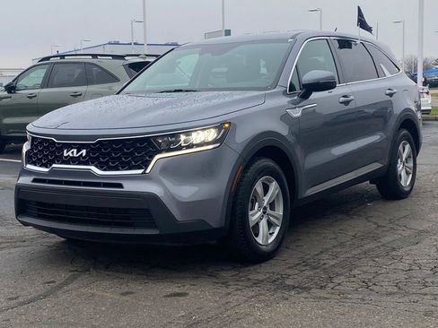 Used 2023 Kia Sorento LX image 3