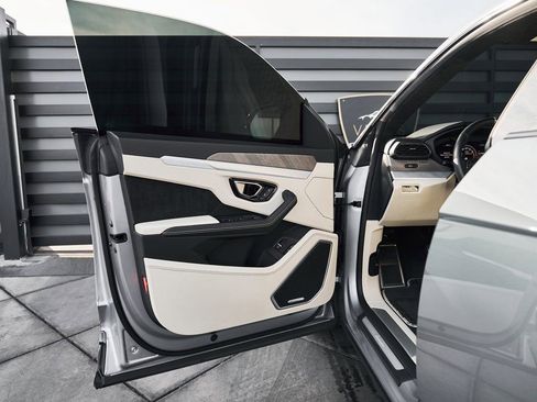 Used 2021 Lamborghini Urus image 22