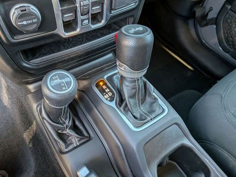 Used 2022 Jeep Wrangler Unlimited Sahara AWD/4WD image 17