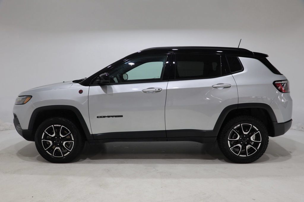 Used 2025 Jeep Compass Trailhawk AWD/4WD image 4