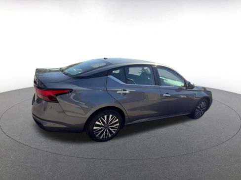 Used 2025 Nissan Altima 2.5 SV FWD image 15