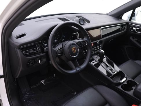 Used 2024 Porsche Macan image 4