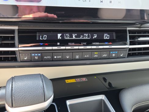 Certified 2025 Toyota Sienna Platinum AWD/4WD image 26