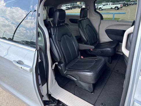 Used 2023 Chrysler Pacifica Touring-L FWD image 13