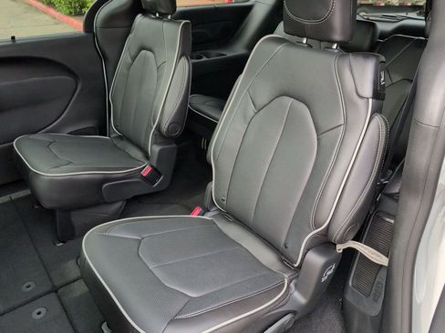 New 2026 Chrysler Pacifica Limited image 22