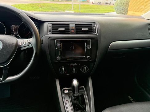 Used 2017 Volkswagen Jetta SE FWD image 12