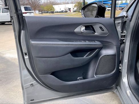 Used 2025 Chrysler Pacifica Select image 21