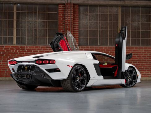 Used 2022 Lamborghini Aventador Countach image 3