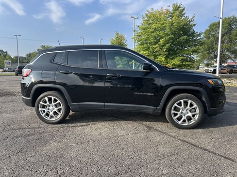 Used 2023 Jeep Compass Latitude AWD/4WD image 3