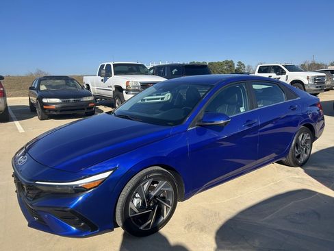 Used 2025 Hyundai Elantra SEL image 1
