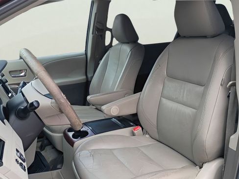 Used 2012 Toyota Sienna XLE FWD image 5