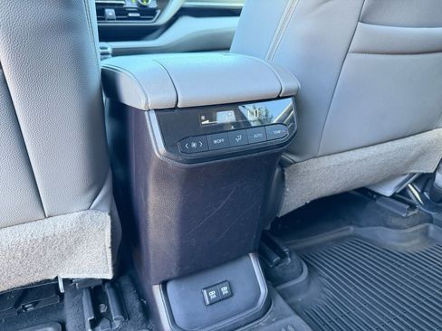 Used 2021 Toyota Highlander LE AWD/4WD image 32