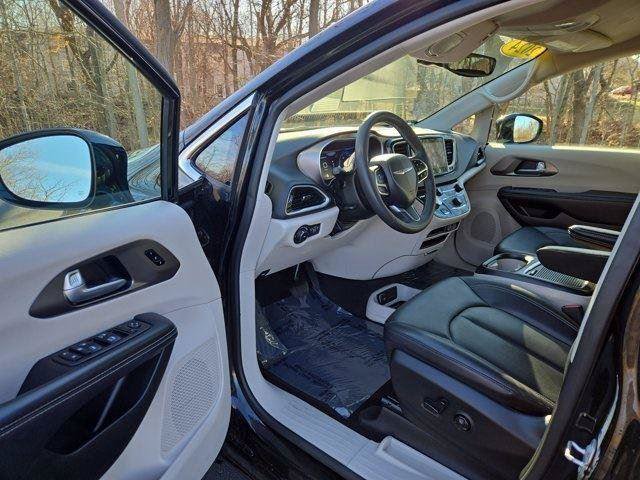 Used 2024 Chrysler Pacifica Touring-L FWD image 12