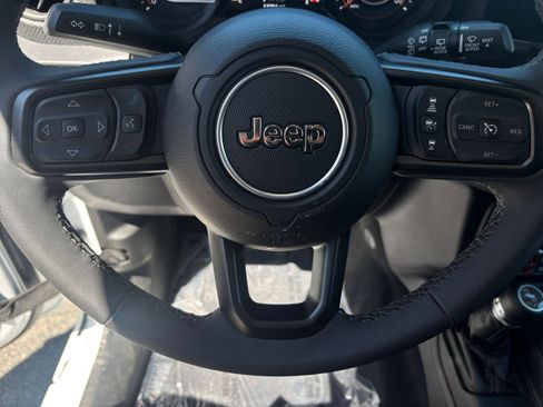 Used 2025 Jeep Wrangler Unlimited Rubicon image 27